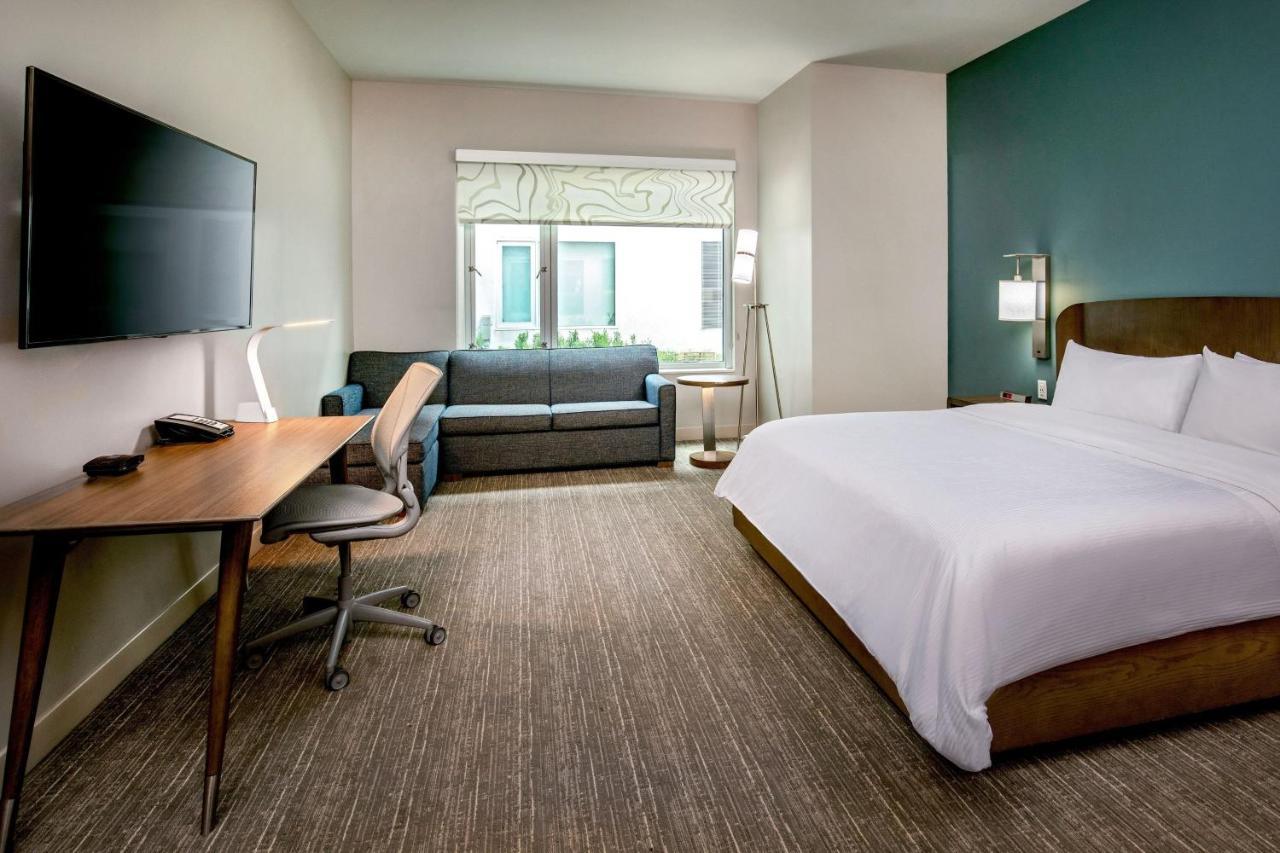 Element Hampton Peninsula Town Center Hotel Exterior photo