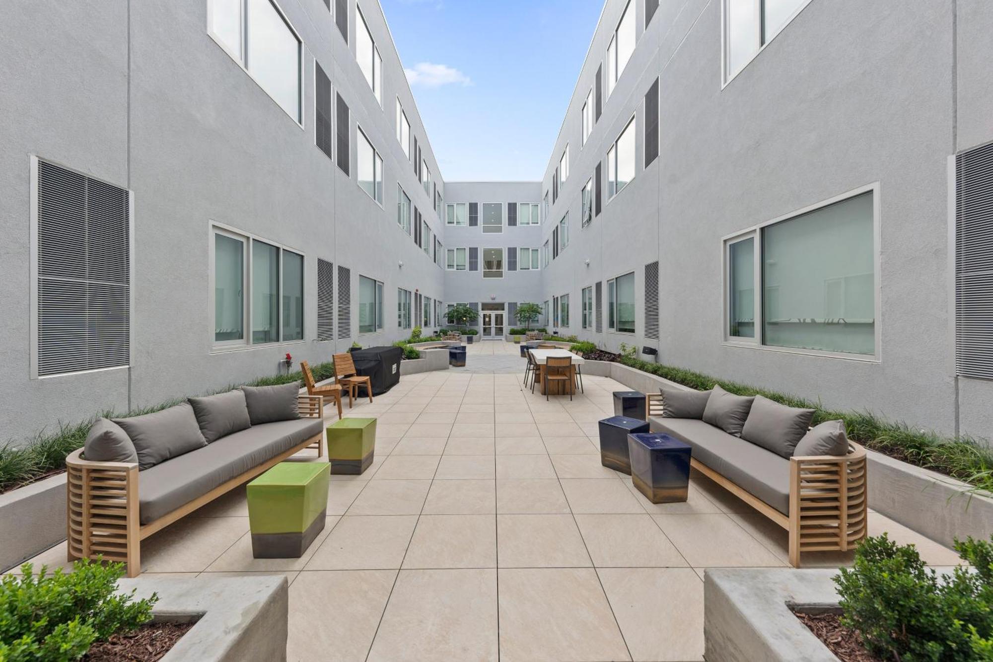 Element Hampton Peninsula Town Center Hotel Exterior photo